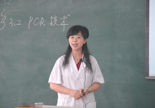 一等奖获得者、药学院丁常宏老师在比赛中