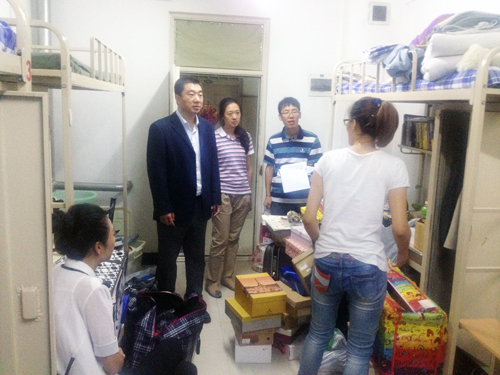 院党委书记王贺带领相关工作人员走访新生寝室