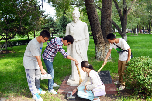 人文与管理学院新生清理“大医之路”环境卫生