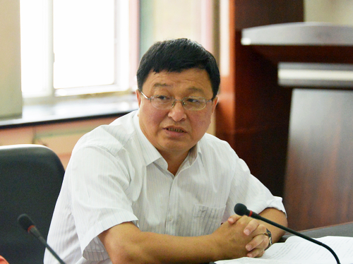 校党委副书记陈亚平主持会议