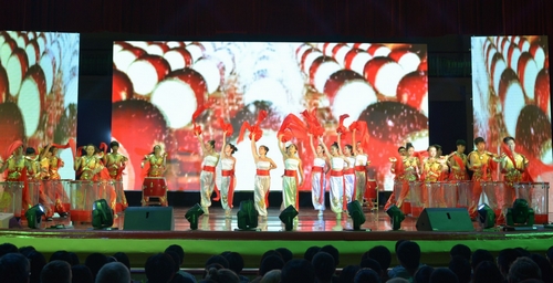 中国大学生表演的开场舞《鼓舞》