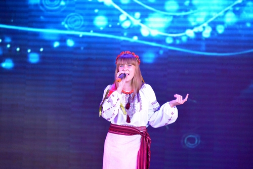 俄罗斯大学生带来的歌曲《飞翔的力量》