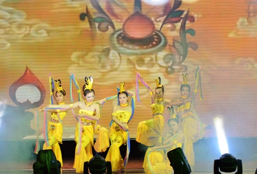 中国大学生表演的舞蹈《飞天》