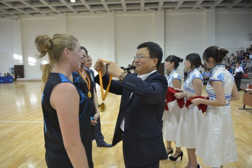 yl6809永利官网党委副书记陈亚平为参加篮球比赛的俄罗斯大学生颁奖