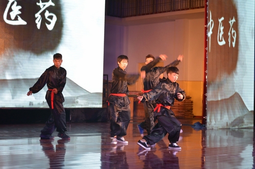 中国大学生表演的现代舞《舞动图腾》