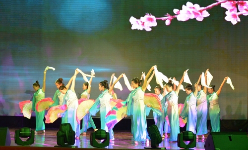 中国大学生表演的舞蹈《风酥雨忆》