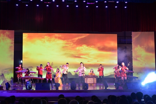 中国大学生表演的民乐合奏《奇迹》