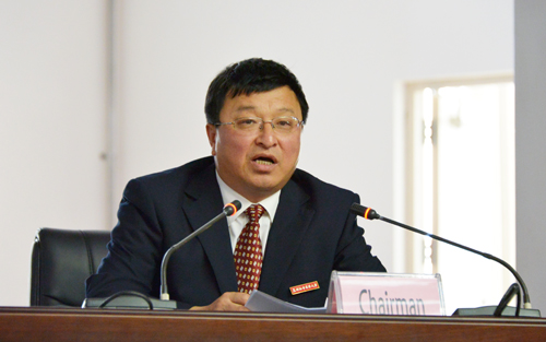 校党委副书记陈亚平教授在论坛主会场主持大会特邀报告