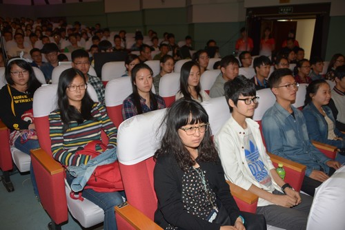 我校30余名师生代表参加颁奖庆典大会