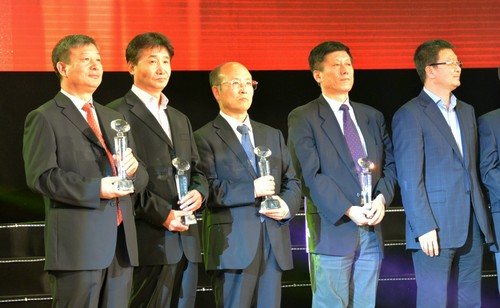 “高校教师年度人物”获得者上台领奖,左三为我校基础医学院院长姜德友教授