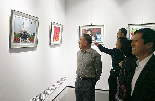 省总工会主席王悦华(左一)观看我校获奖作品