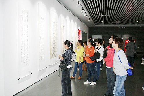 我校教职工代表参观书画摄影展