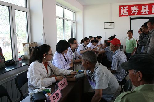 我校医务人员在延寿县延河村为村民义诊