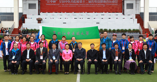 我校代表团师生与大赛组委会相关领导合影