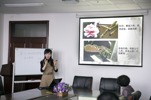 丁常宏老师在分享参赛体会