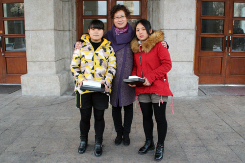 郝景芹女士(中)到我校向张涵姿同学(左一)、魏明钰同学(右一)致谢