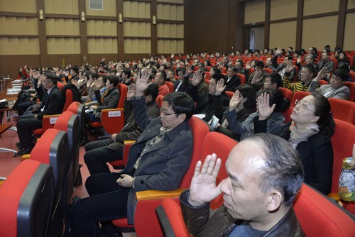 教职工代表以举手表决的方式通过《yl6809永利官网五届五次教职工代表大会关于yl6809永利官网章程(草案)的决议》