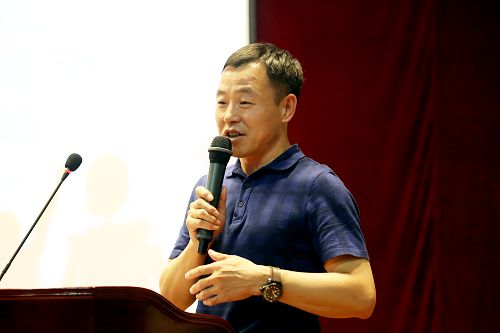 我校1984级校友、哈尔滨绿色春天中医医院院长李桂林作为评委代表发言