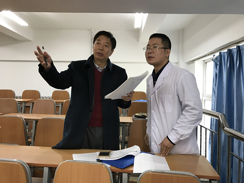 周桂桐教授对授课教师进行现场指导