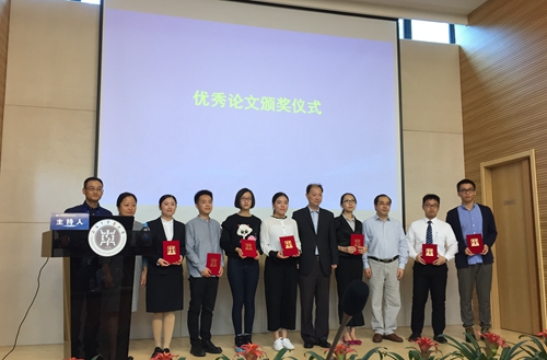 我校孟莹同学(左五)上台领奖