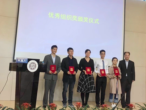 我校研究生院韩涛老师(左二)代表学校上台领奖