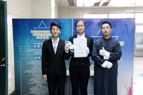 我校一等奖获奖选手在决赛答辩环节现场