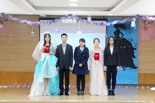 DIY环保服装设计一等奖获奖代表上台领奖