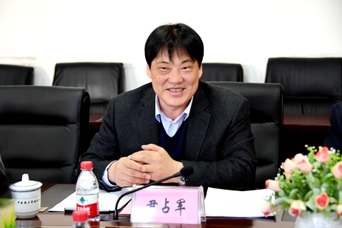 我校纪委书记尹占军介绍学校情况