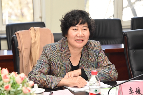 云南中医学院纪委书记李媛芬介绍情况