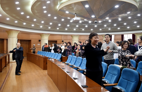 姜德友教授带领教职工做“龙医健脊操”