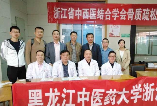 参加义诊的浙江校友们合影留念