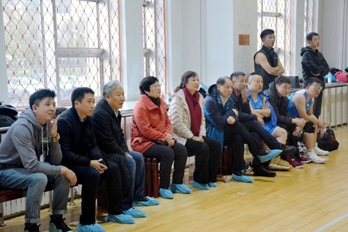校党委常委、工会主席乔广霞与教职员工共同观看比赛