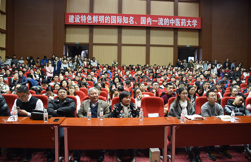 我校师生代表聆听报告