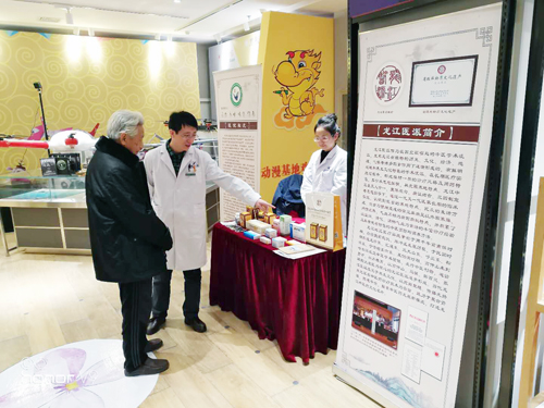 附属第一医院制剂室工作人员向参观百姓介绍“龙膏”