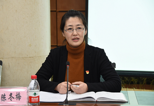 校党委组织部常务副部长陈冬梅主持讲座