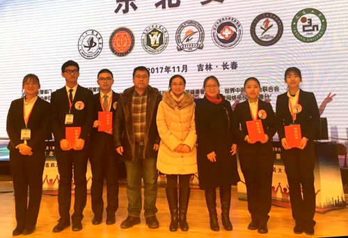 我校师生代表在比赛现场合影